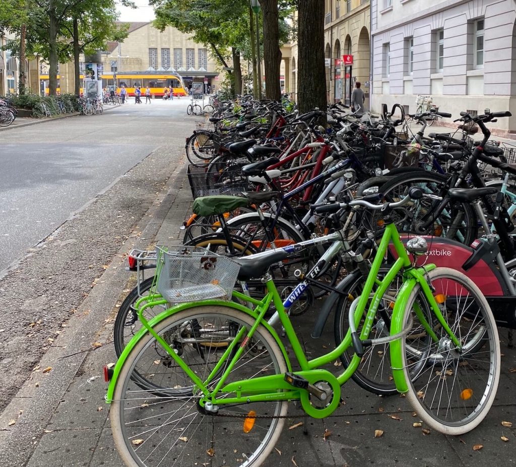 Fahrräder am Hauptbahnhof in Karlsruhe