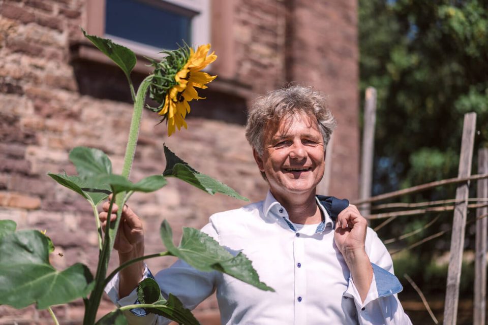 Frank Mentrup mit Sonnenblume