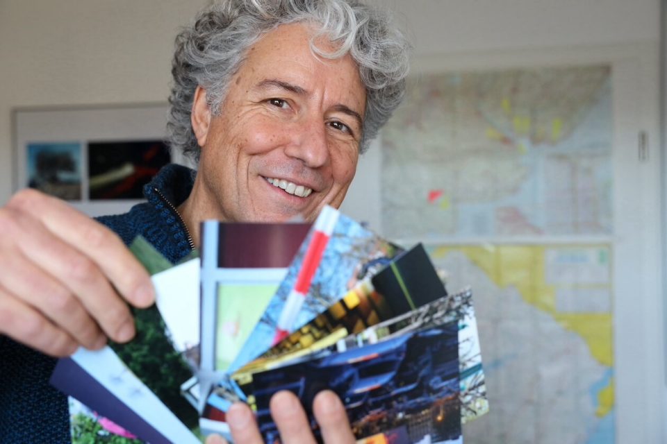 Gustavo Alàbiso mit Postkarten
