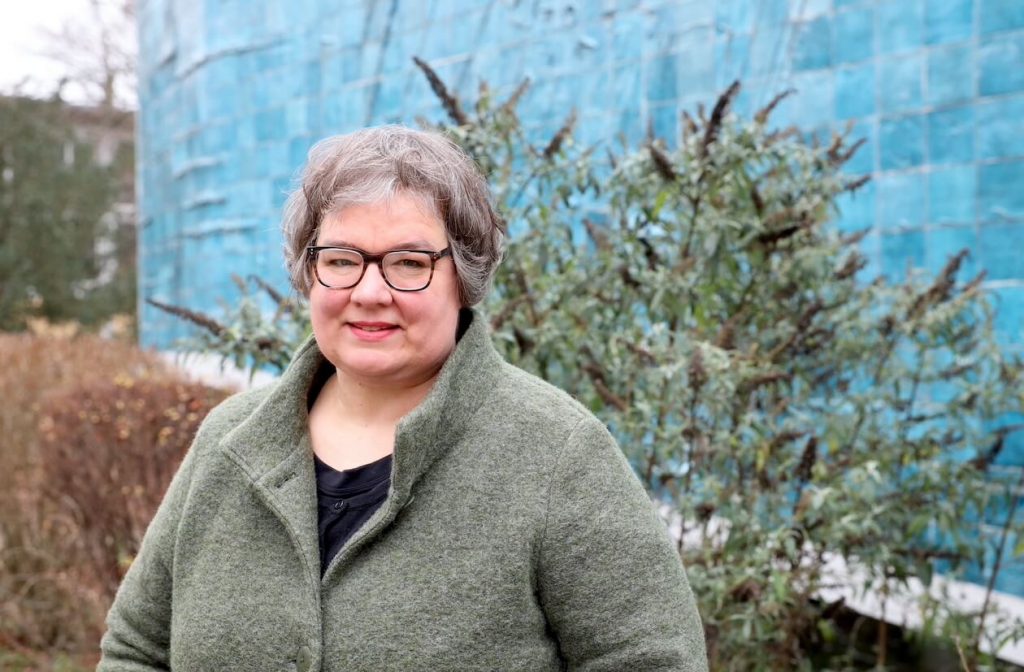 Cordula Schulze auf dem Campus des KIT