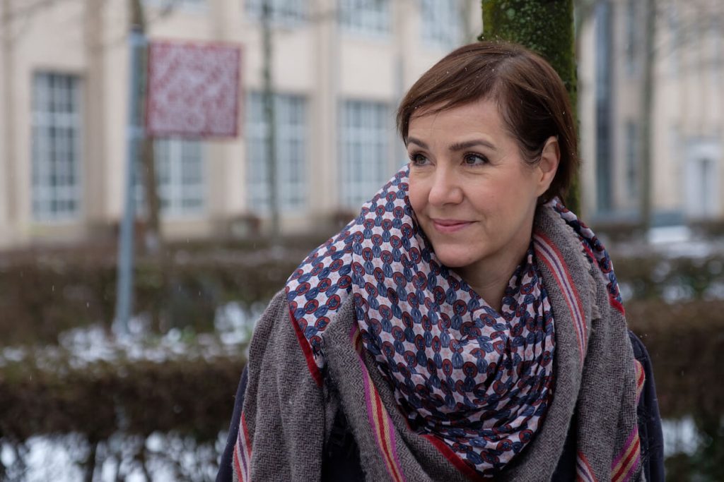 Influencerin Anja Frankenhäuser vor dem ZKM in Karlsruhe