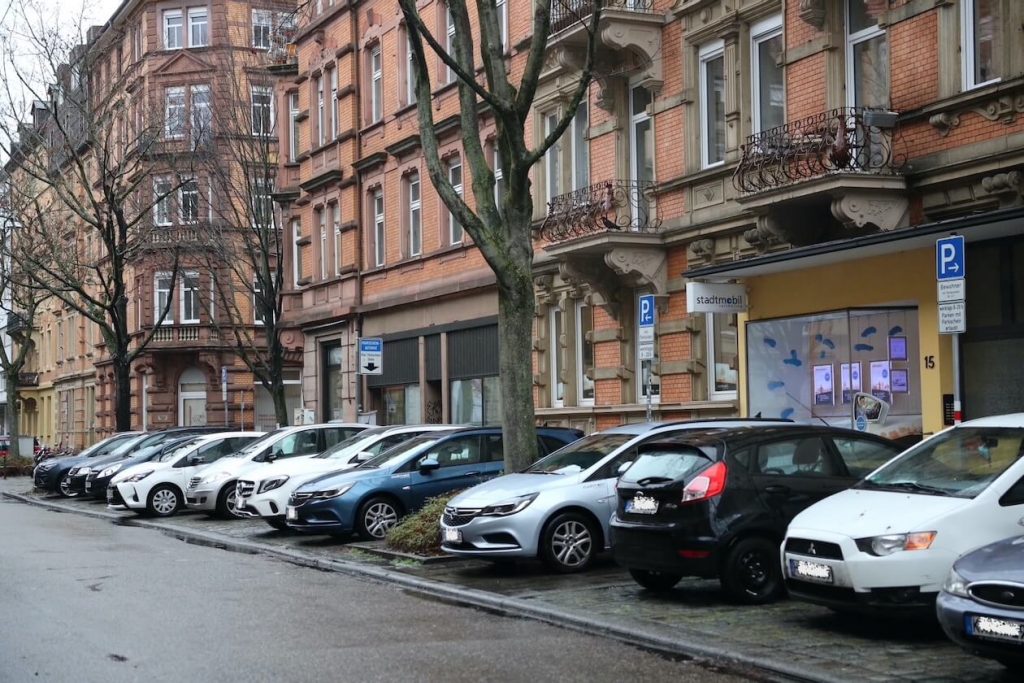 Autos parken in der Ludwig-Wilhelm-Straße Karlsruhe