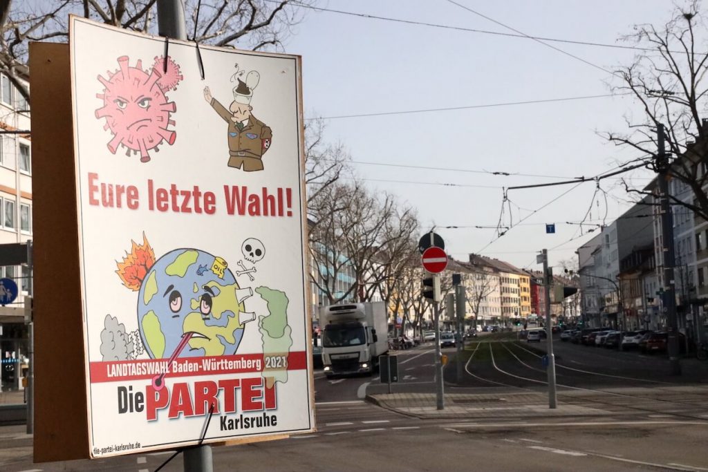 Die Partei zeigt Wahlplakate mit mehreren Motiven in Karlsruhe