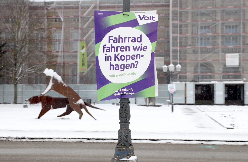 Eines der Wahlplakate von Volt auf dem Friedrichsplatz in Karlsruhe