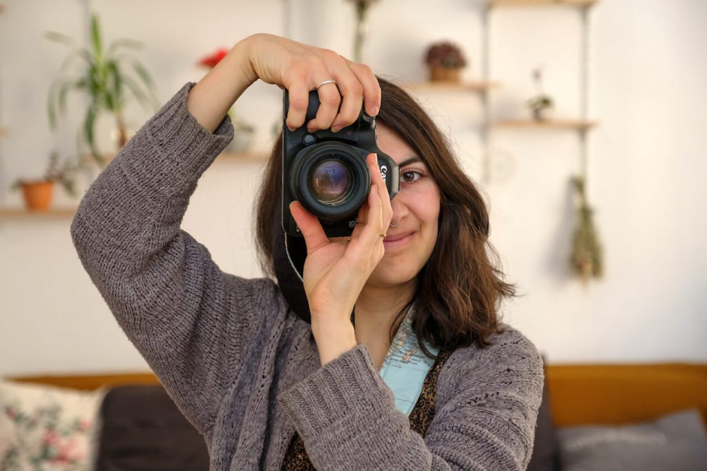 Giulia D'Agate mit Kamera