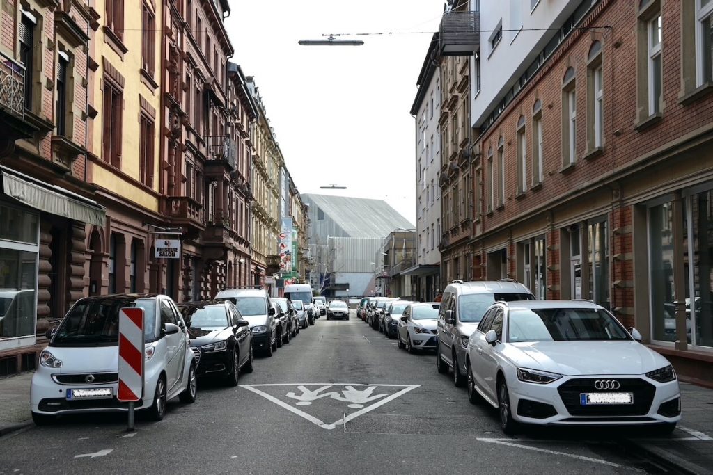Parkende Autos in der Kreuzstraße in Karlsruhe