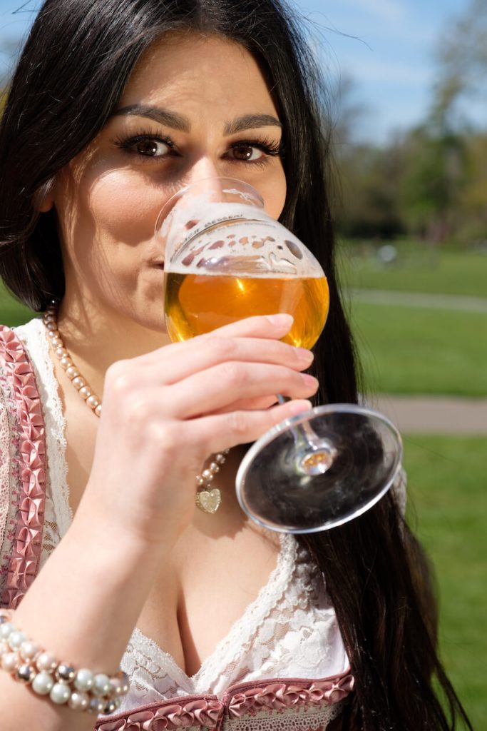Nena Taherkhani trinkt ein kühles Bier