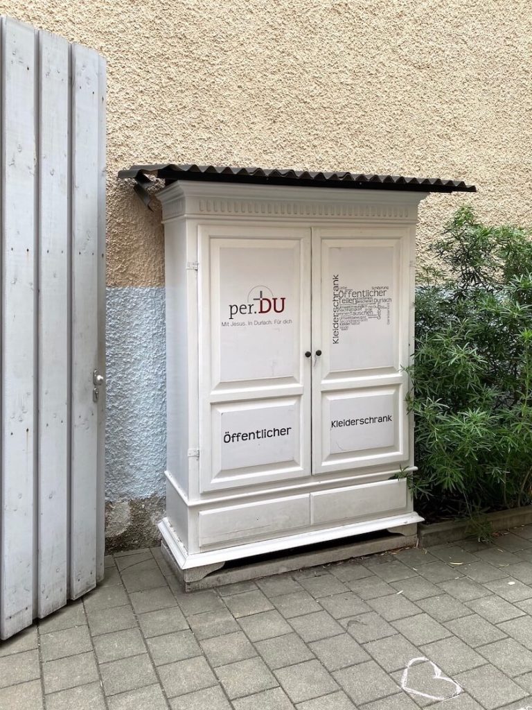 Öffentlicher Kleiderschrank der evangelischen Gemeinde per.DU in Durlach