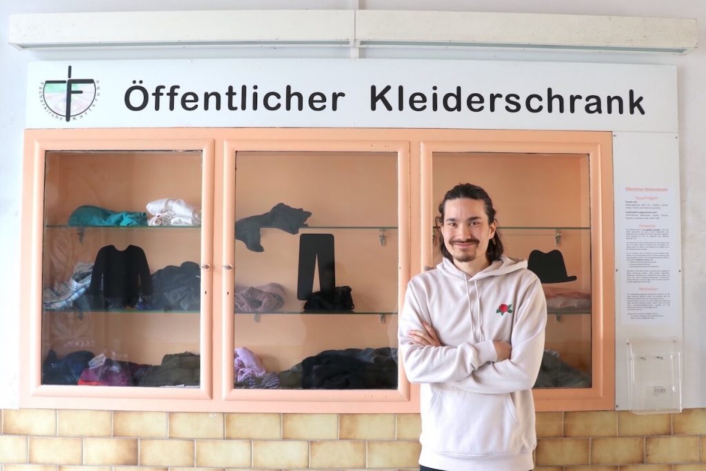 Pastor Jonathan Egger vor dem öffentlichen Kleiderschrank