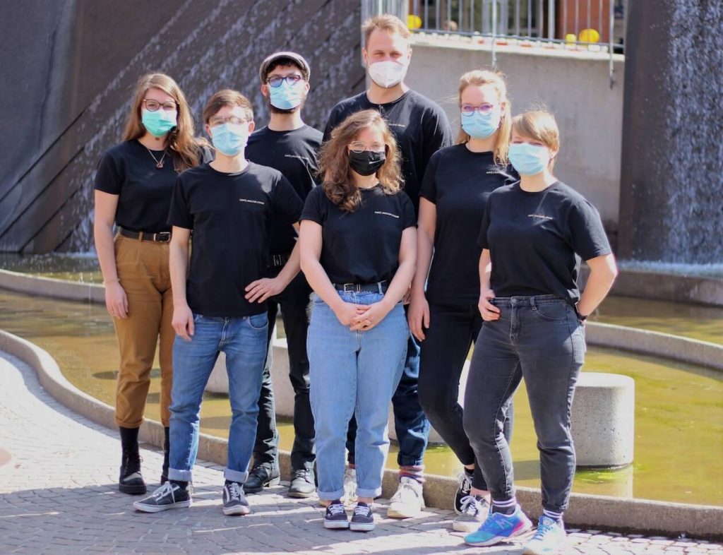 intro-Team vor dem Café am Kronenplatz