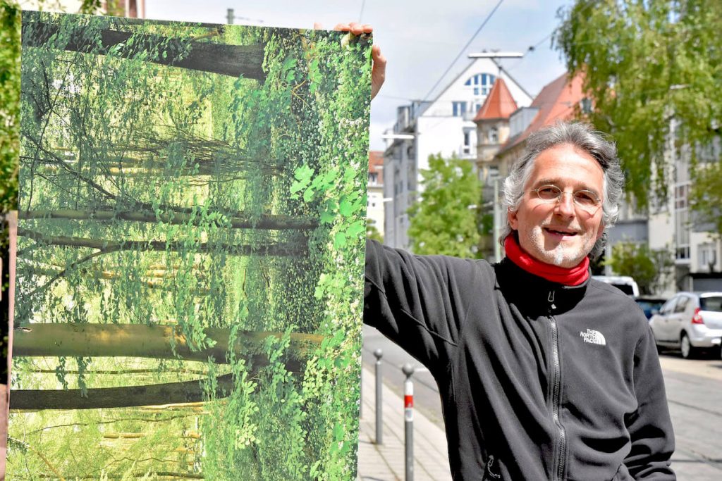 Holger Tuttas mit einem Wald-Bild