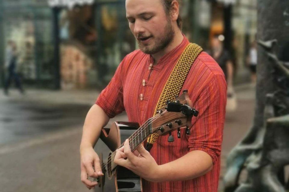 Marcel Buchholz ist Straßenmusiker in Karlsruhe