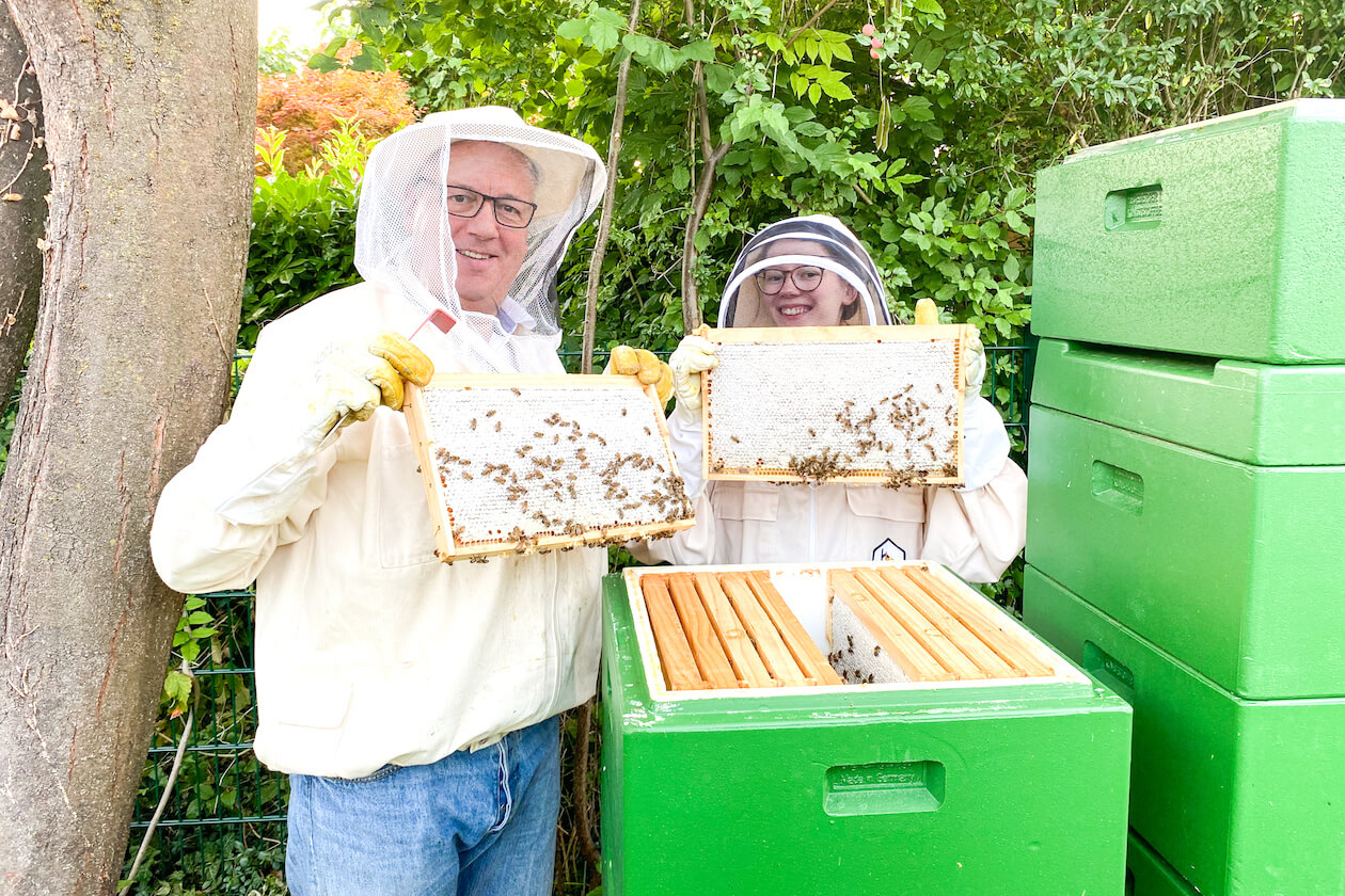 Thomas Kowalski und Karla Wolff mit Bienen