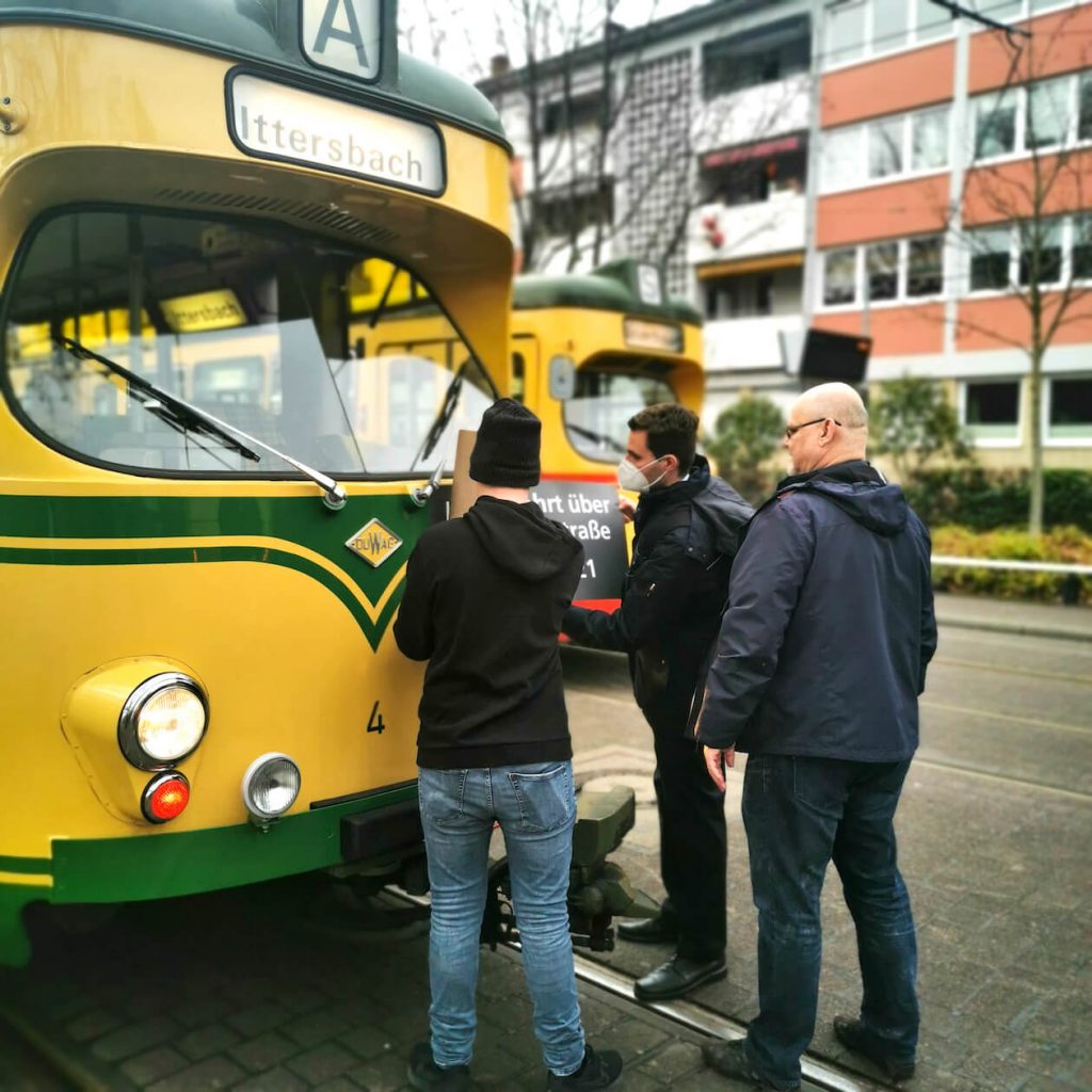 Männer bereiten historische Straßenbahn in Karlsruhe vor