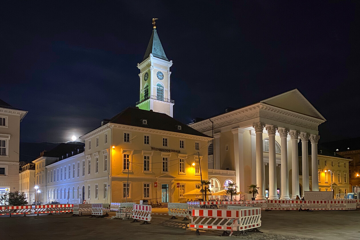 Marktplatz Karlsruhe mit Baustelle und Stadtkirche bei Nacht