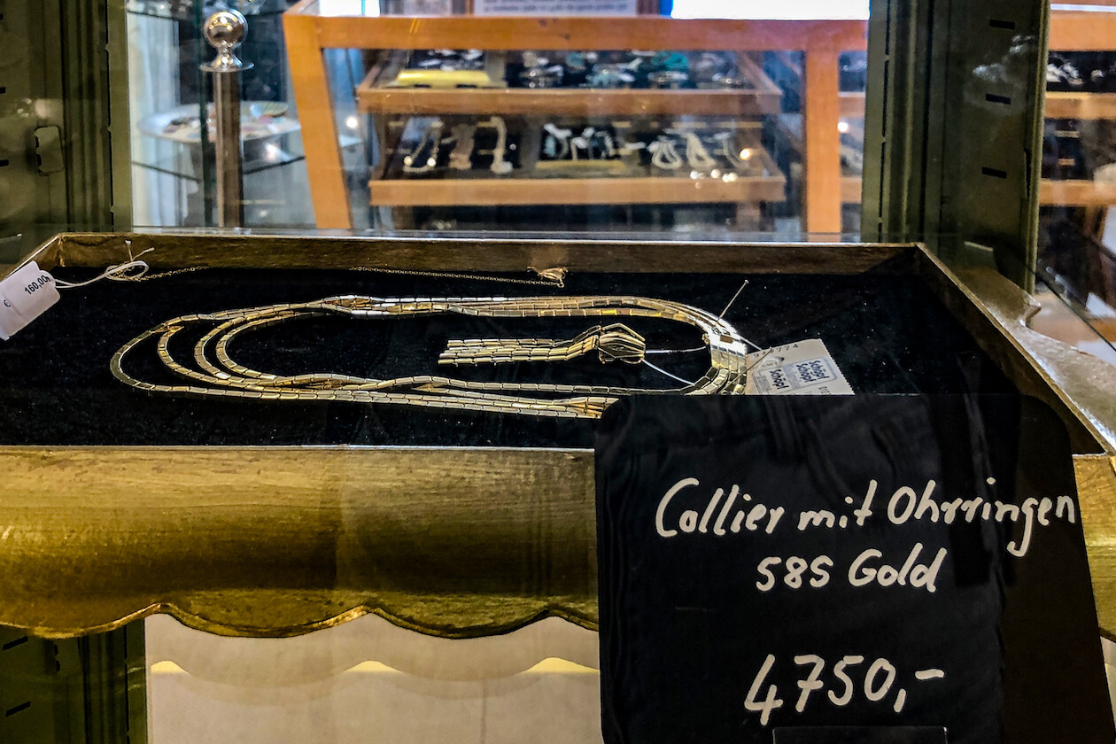 Gold-Collier Pop-up-Store Modehaus Schöpf Karlsruhe