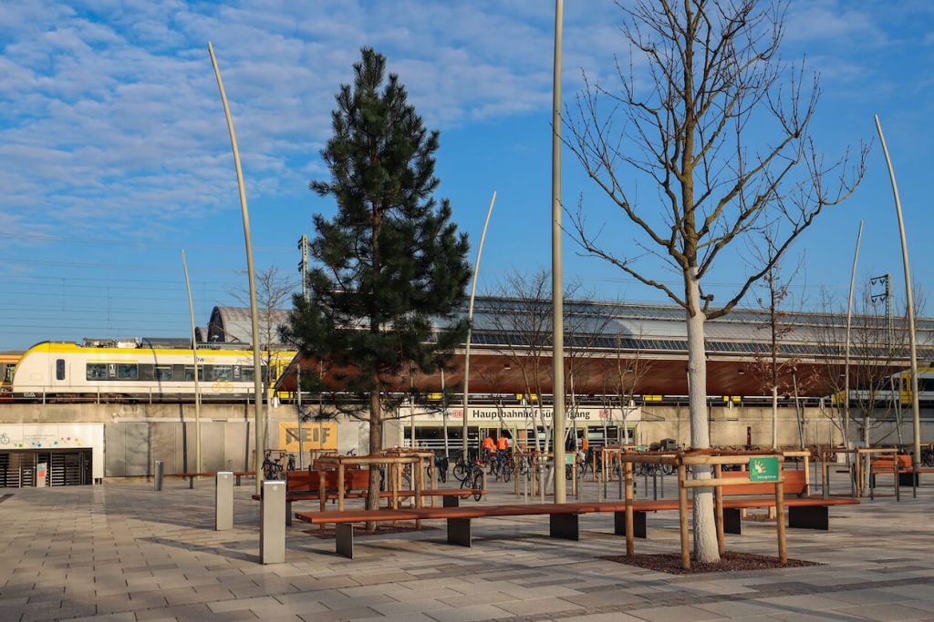 Hauptbahnhof Karlsruhe Südeingang neue Möblierung