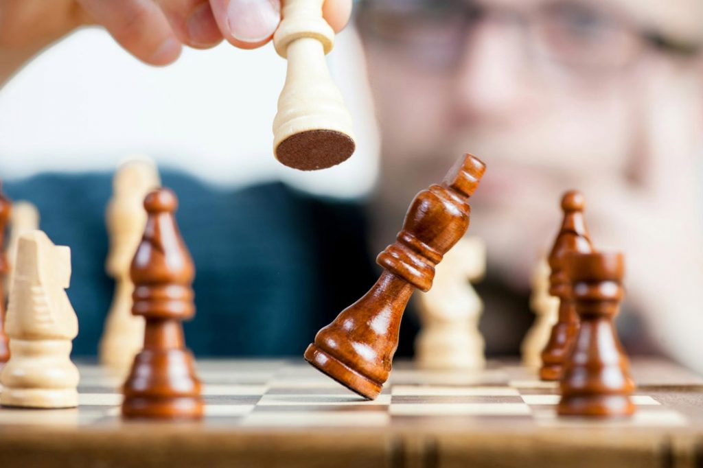 Schachspiel: Weiß schlägt Schwarz © pexels/pixabay