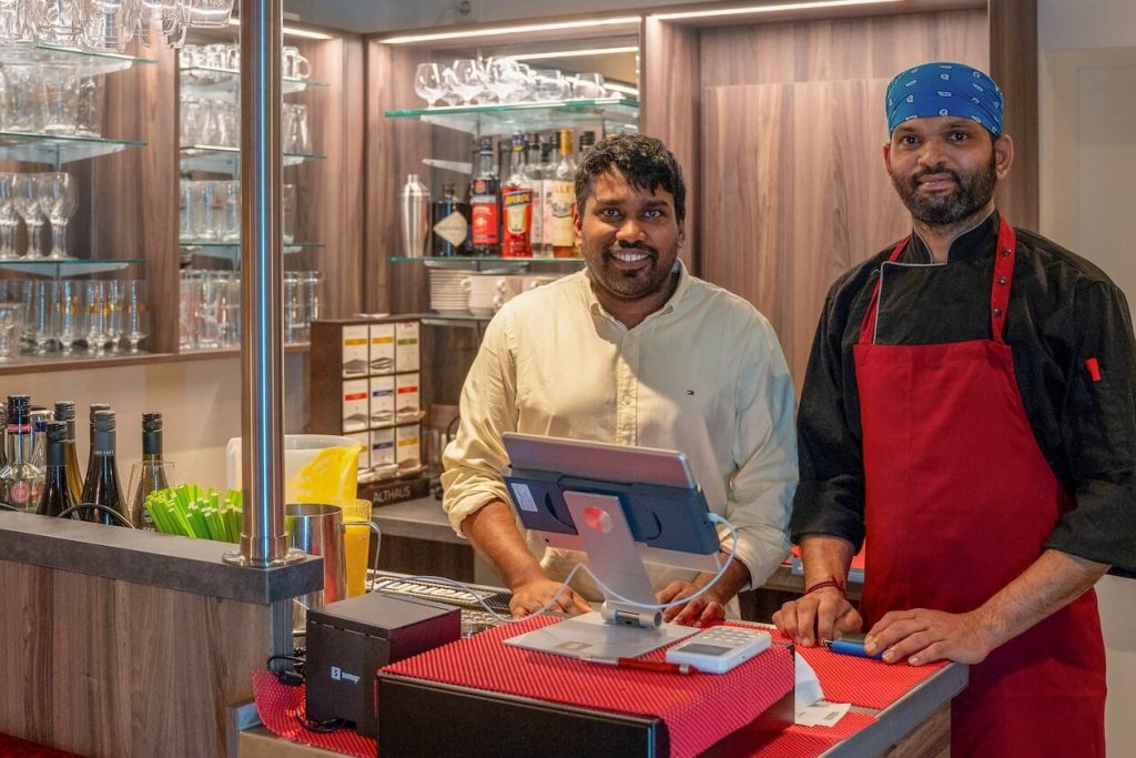 Thasyanthan Kugasingam und Muthukumar Kathavarayan im Restaurant Thasy Tamil in Karlsruhe