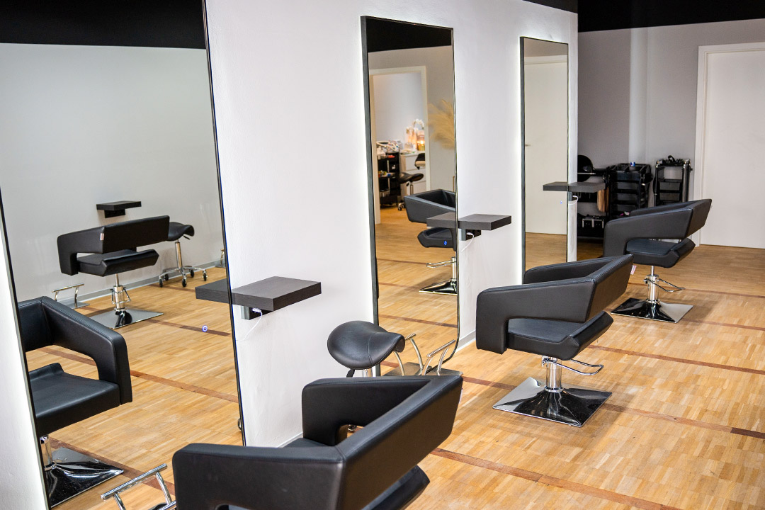 Der Salon bietet kreatives Hairstyling und fachkundige Kosmetik