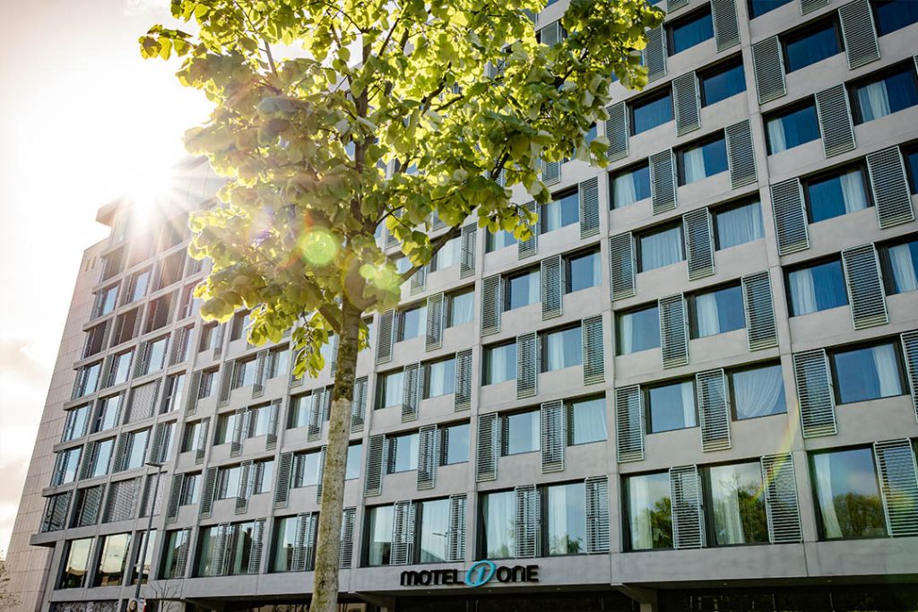 Außenansicht Motel One Karlsruhe © Motel One