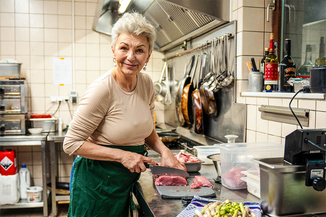 Auf der Speisekarte steht deutsche Küche, die von der gelernten Köchin Margarete Schendzielorz frisch zubereitet wird © Amelie Vogel