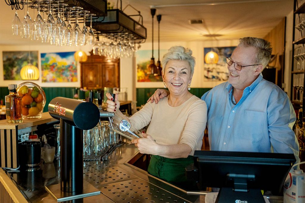 Das Pächter-Ehepaar im Restaurant Appenmühle in Daxlanden hinter der Bar © Amelie Vogel