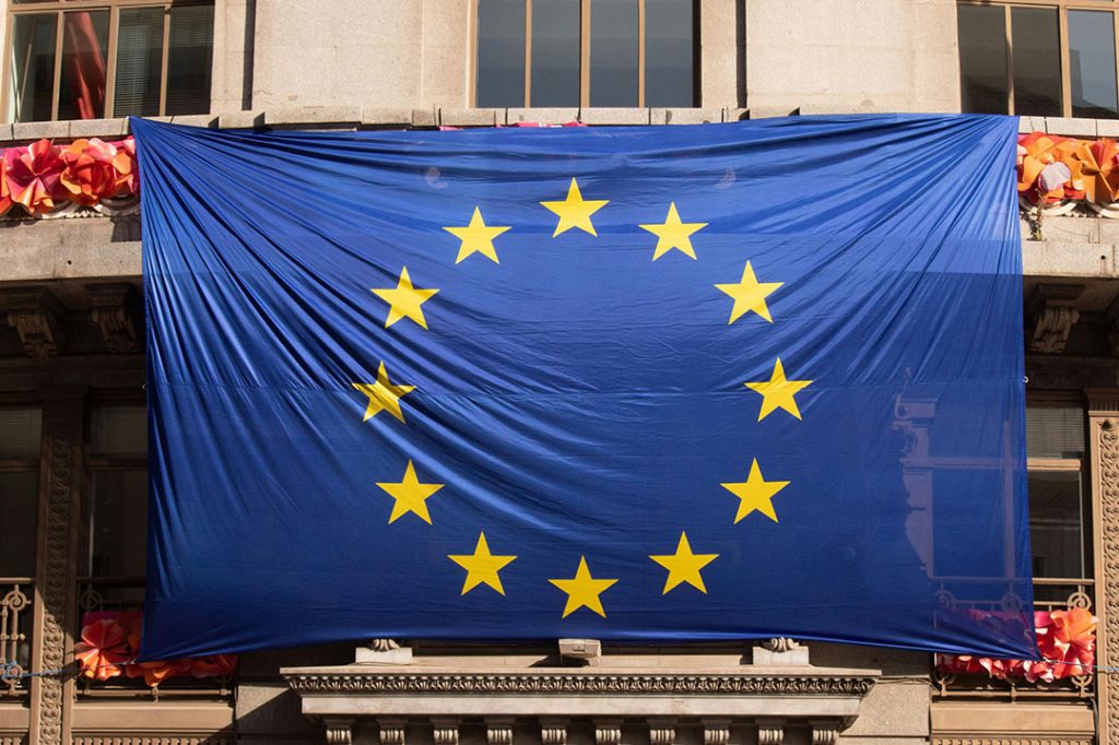Europaflagge als Symbol für den Europa Pub-Quiz © Rnnzeravac/Pexels