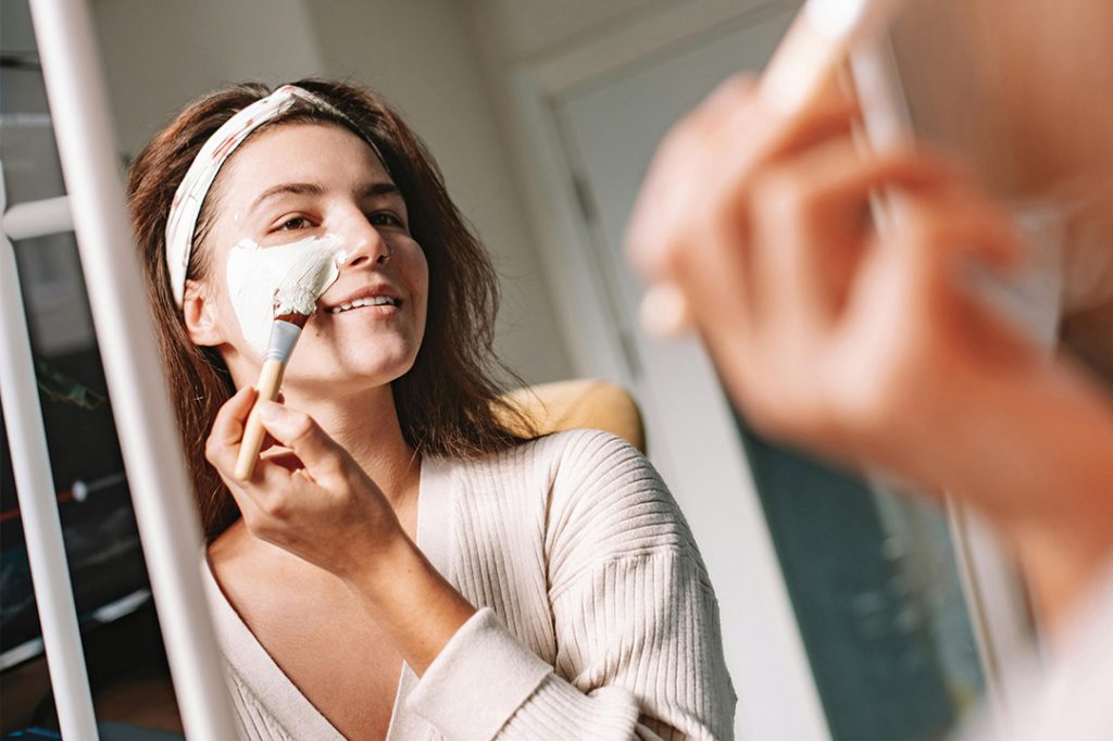 Symbolbild "Junge Frau vor dem Spiegel bei der Hautpflege" für Hautanalyse & Skincare im Zierwerk © Roman Odintsov/Pexels