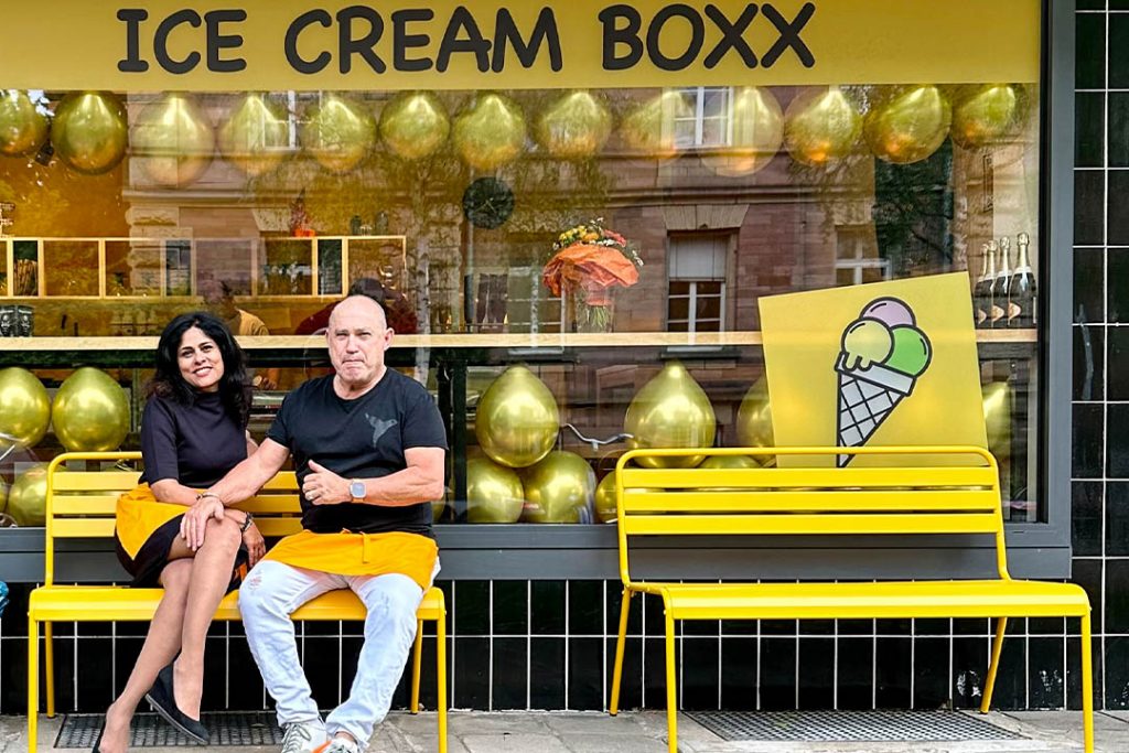 Marco Monti sitzt vor der Ice Cream Box © Julie Studt