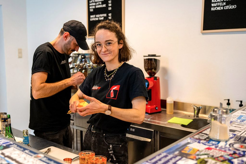 Blick hinter die Theke: Das Riot Ost ist das zweite Café der Geschwister Zownir © Jule Rabe
