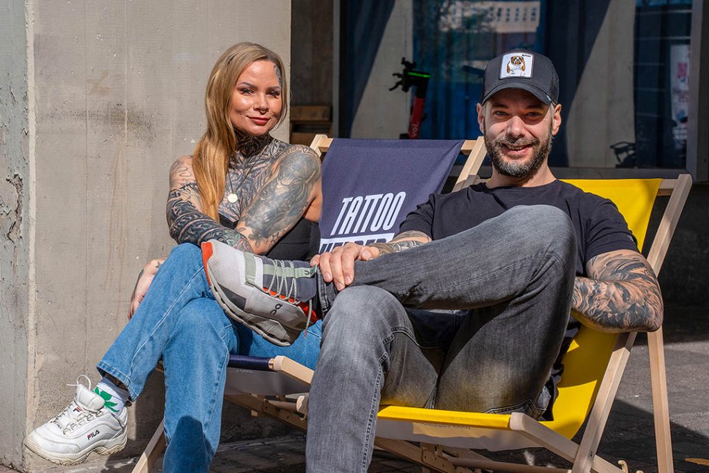 Die Tattoohelden sitzen gemütlich in Liegestühlen vor ihrem Studio am Karlsruher Friedrichsplatz © Amelie Vogel