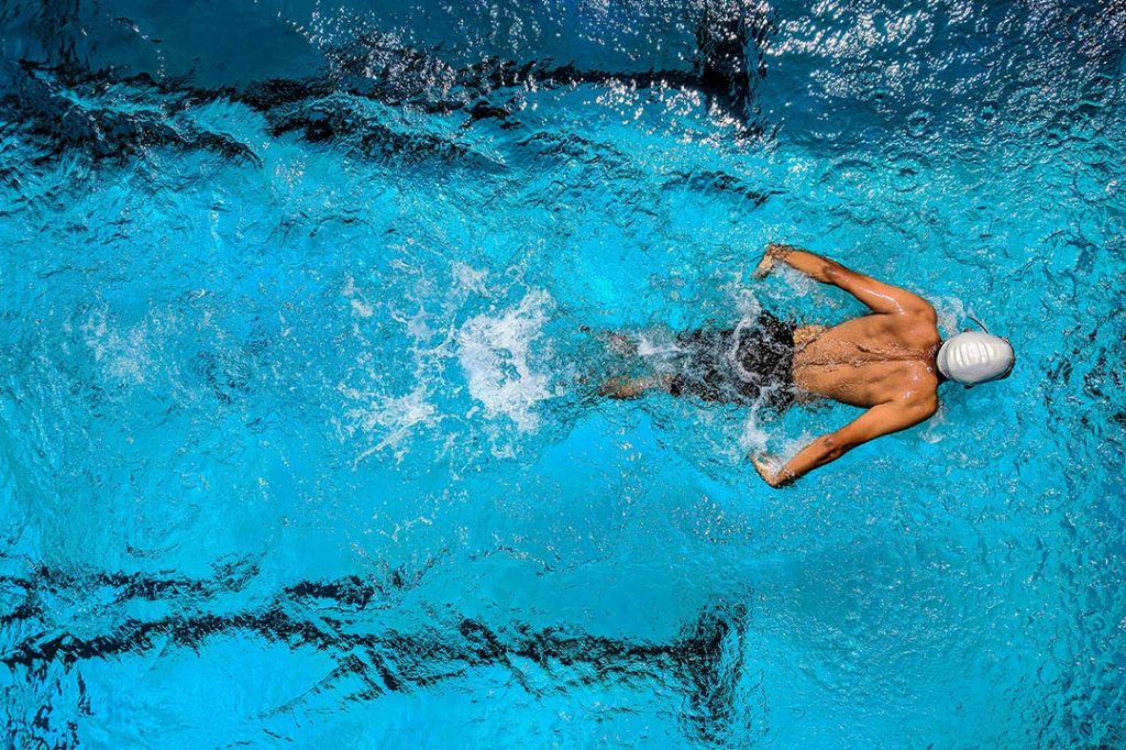 Schwimmer mit Badekappe zieht seine Bahnen © Ajaybhargavguduru/Pexels