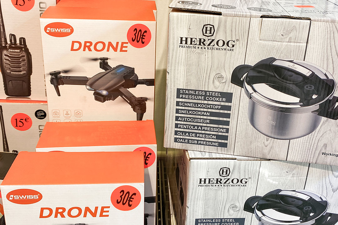 Sogar Drohnen, Walkie-Talkies und Schnellkochtöpfe gibt es im Haus des Schnäppchens (Foto: Nina Setzler)