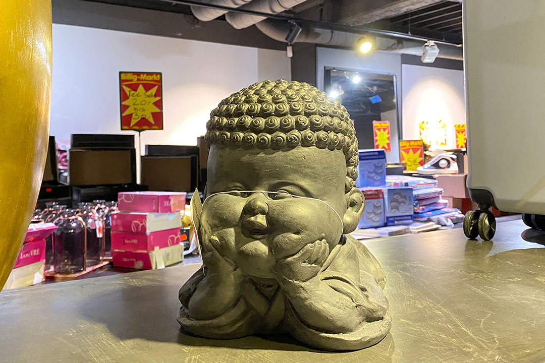Hat die Ruhe weg: Der relaxte Deko-Buddha schaut dem bunten Treiben im Billig-Markt zu (Foto: Nina Setzler)