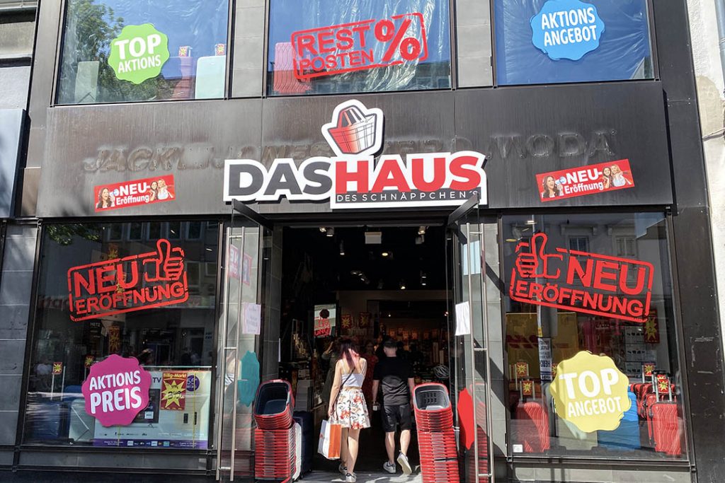 Das Haus des Schnäppchens in der Karlsruhe Kaiserstraße (Foto: Nina Setzler)