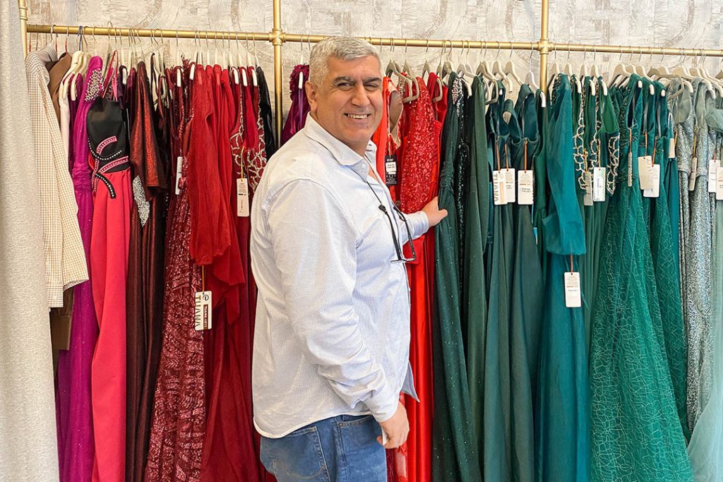 Abendkleider in allen Farben des Regenbogens verkauft K & L Mode in Karlsruhe © Nina Setzler