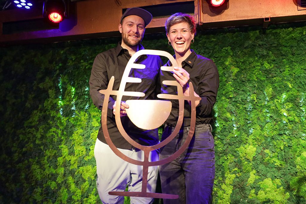 Haben gut lachen: die Inhaber der Roots Bar auf der Bühne (Foto: Nina Setzler)