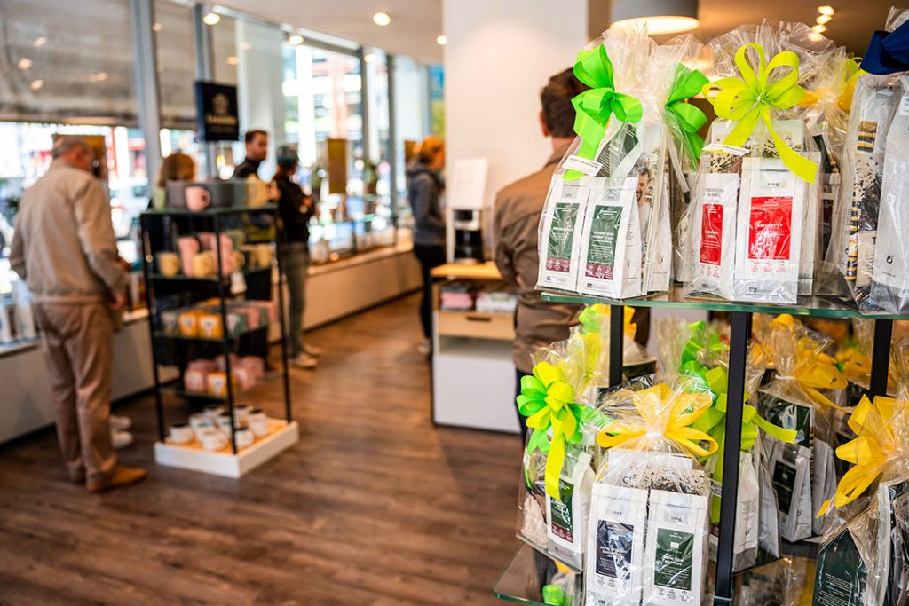 TeeGschwender Karlsruhe ist am Tag der Wiedereröffnung gut besucht (Foto: Jule Rabe)