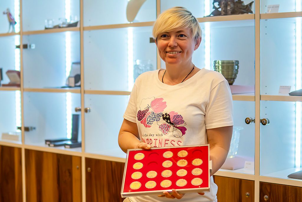 Goldschmiedin Johanna Fischerbauer präsentiert die Anlagemünzen Krügerrand (Foto: Amelie Vogel)