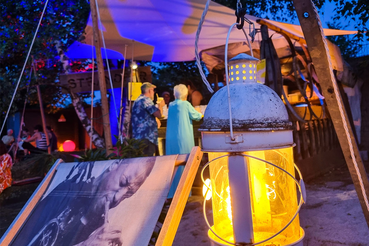 Eröffnung 40 Jahre Zeltival Karlsruhe: die Strandbar in stimmungsvoller Beleuchtung © Elisa Reznicek
