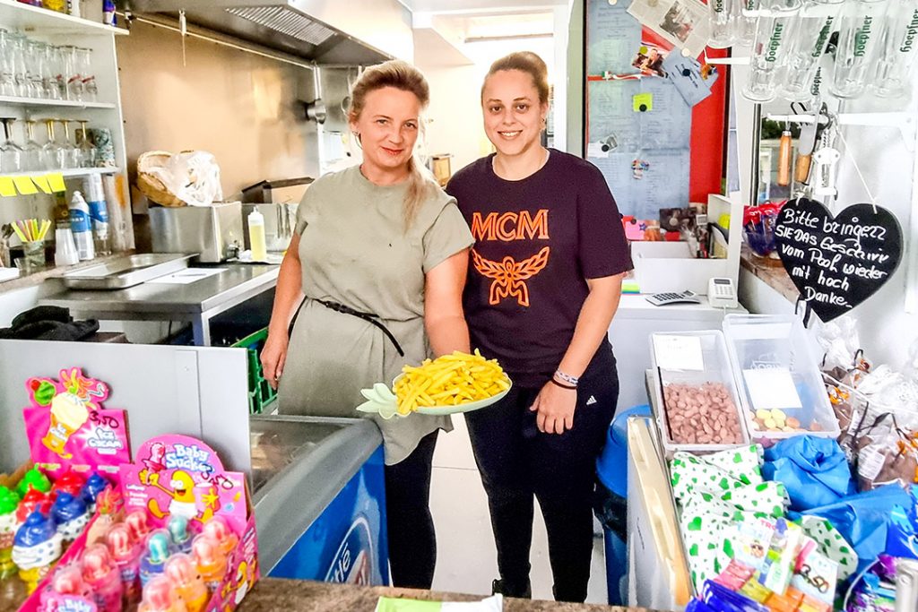 Kleenes Flottes Wölfle: Linda Schilling und Carina Bergmann (Foto: Elisa Reznicek)