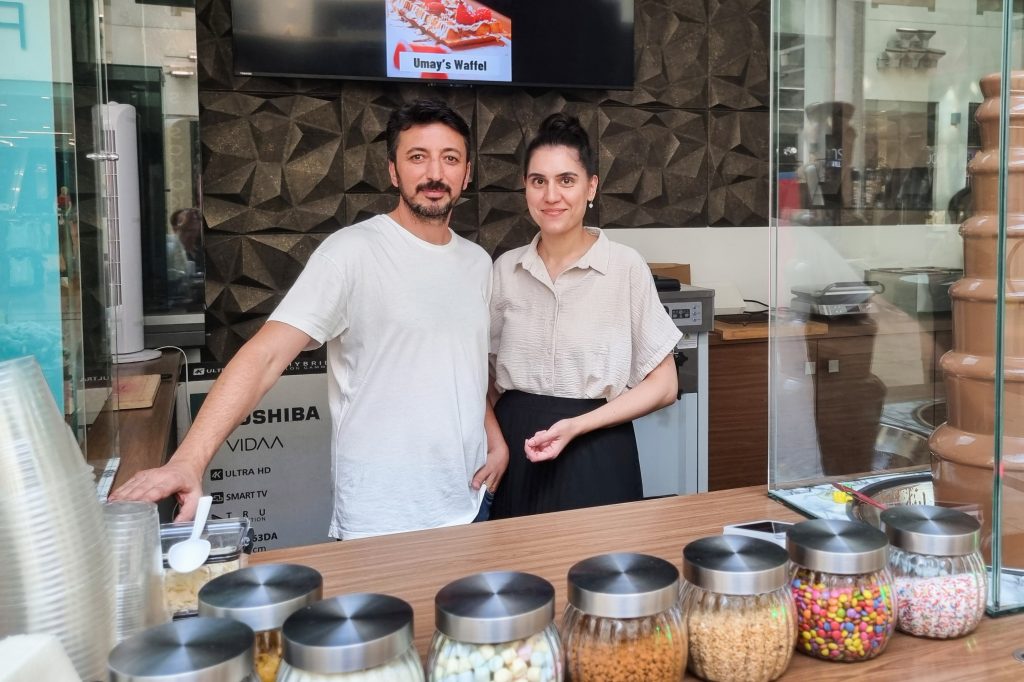 Salih und Elif Su betreiben Umay's Schokowelt (Foto: Elisa Reznicek)