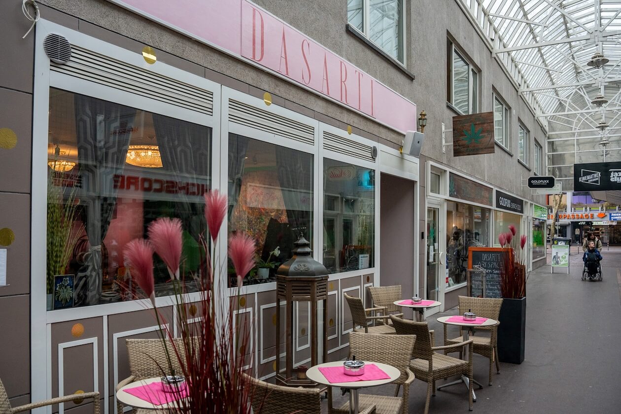 Außenplätze des Cafés Dasarti in der Kaiserpassage