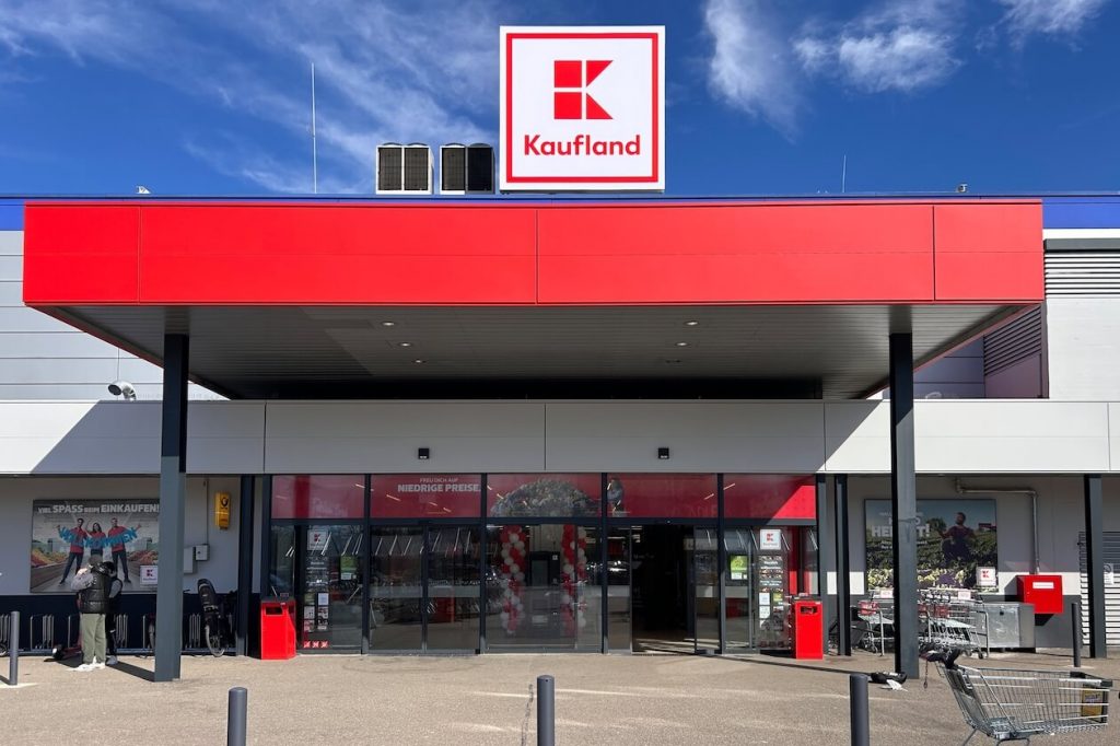 Großes Vordach mit Laden-Logo: Der Eingang von Kaufland in Beiertheim-Bulach