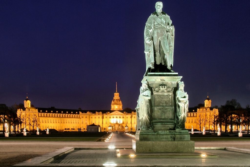 Schloss Karlsruhe und Großherzog-Karl-Friedrich-Denkmal bei Nacht
