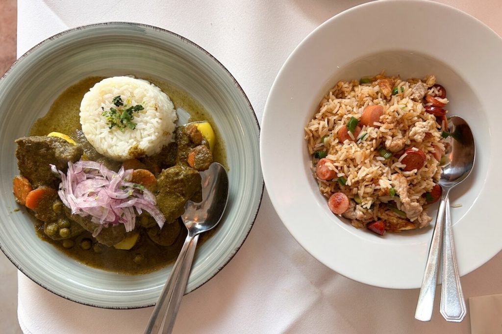 Hauptspeisen Ropa Vieja und Arroz Chaufa im Restaurant Artischocke in Karlsruhe