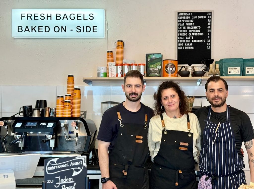 Zack Kallidis und Polychronis Poulios mit Mitarbeiterin Christina Because Bagel Karlsruhe