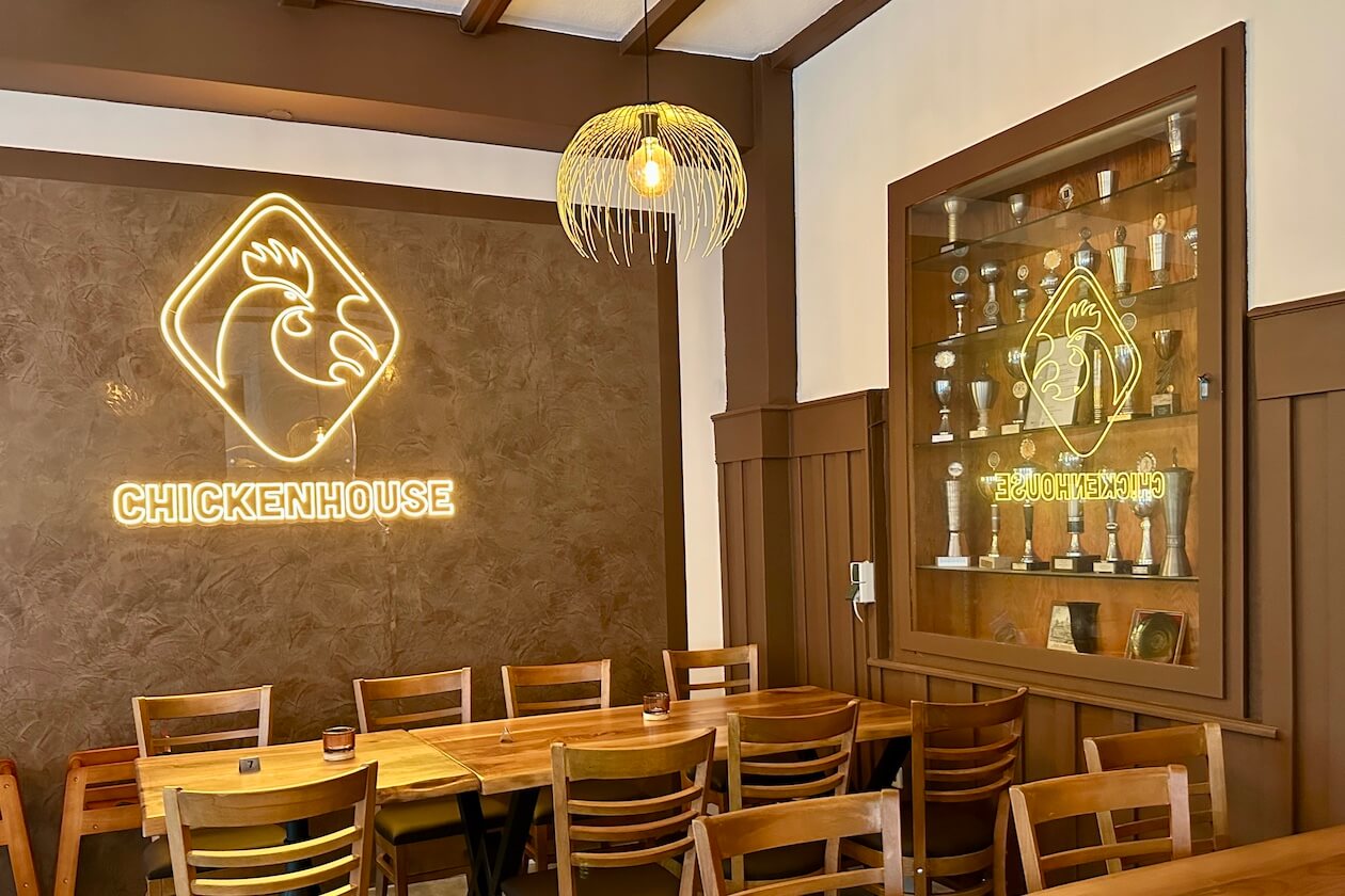 Tische und Logo Chicken House Karlsruhe