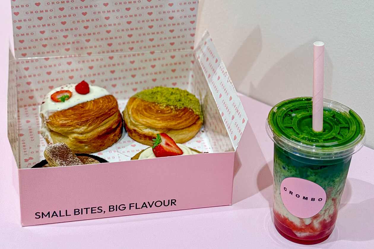 Crombos und Iced Matcha Latte Strawberry